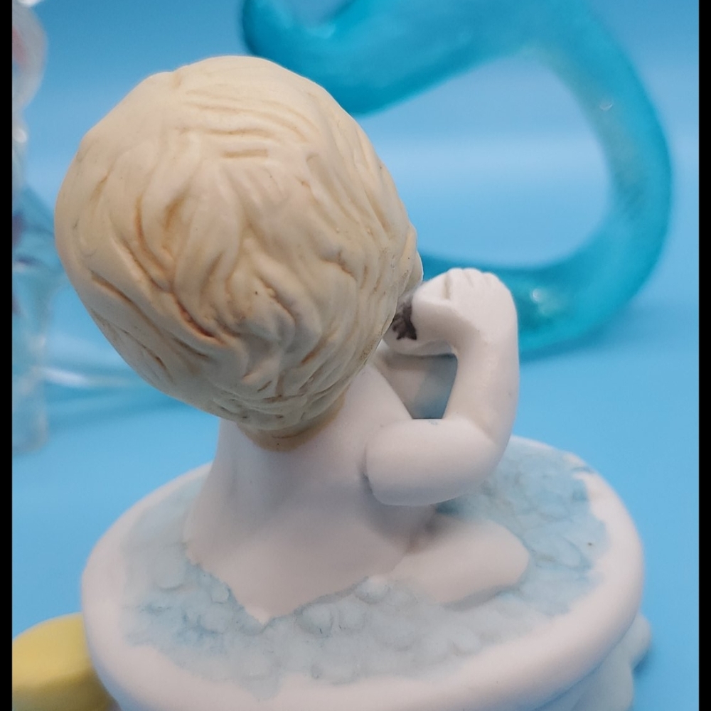 Vintage TOMA Baby in a bubble bathtub  washing a baby duck figurine statue - Picture 8 of 8